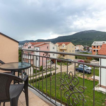 Villa Apartments Kordic Kastela Bagian luar foto