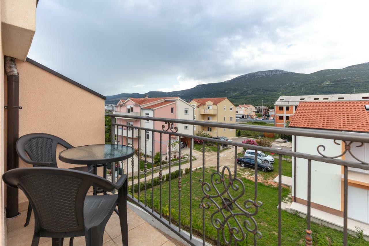 Villa Apartments Kordic Kastela Bagian luar foto