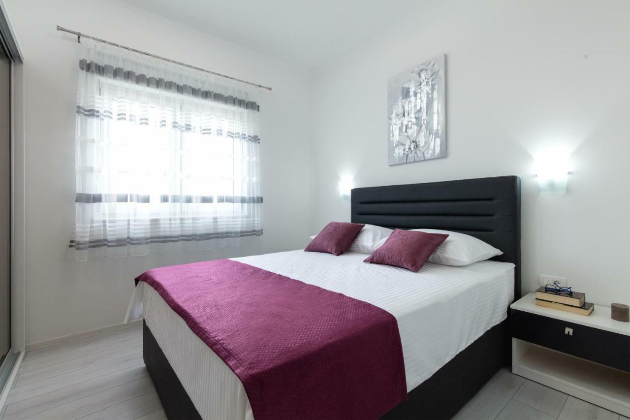 Villa Apartments Kordic Kastela Bagian luar foto