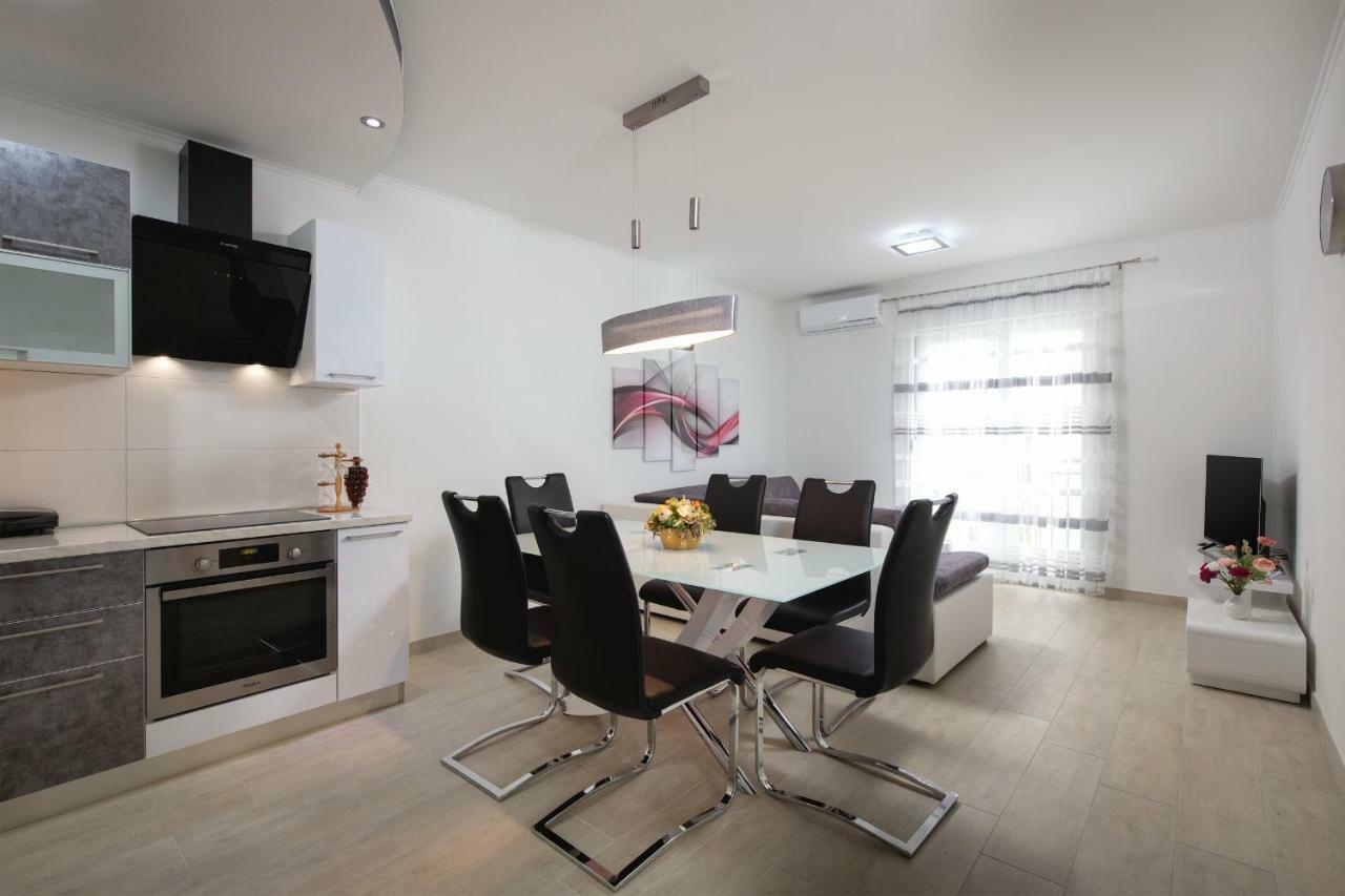 Villa Apartments Kordic Kastela Bagian luar foto