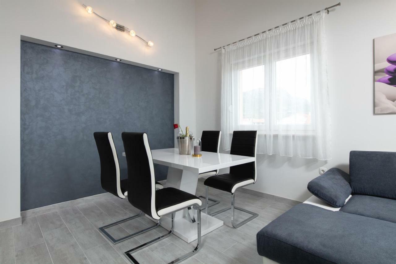 Villa Apartments Kordic Kastela Bagian luar foto