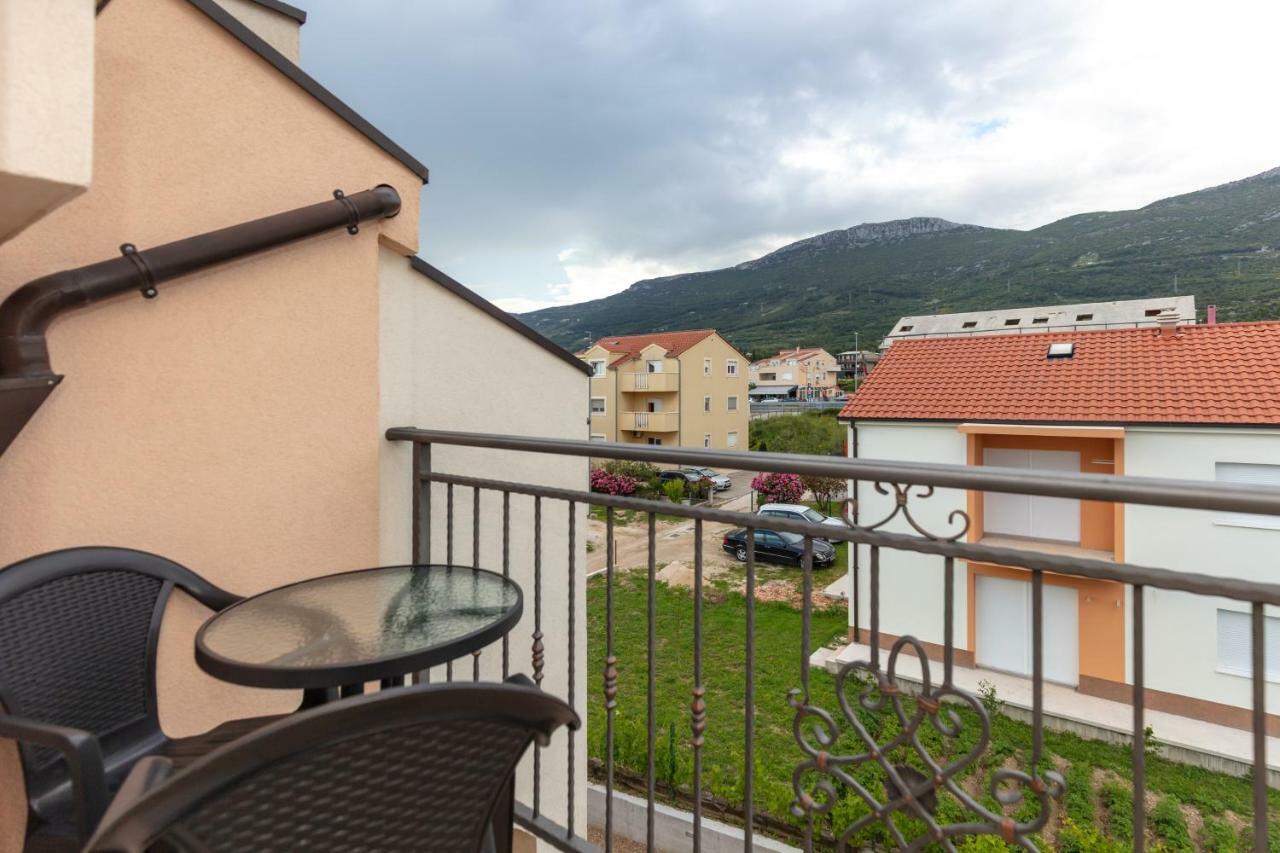 Villa Apartments Kordic Kastela Bagian luar foto