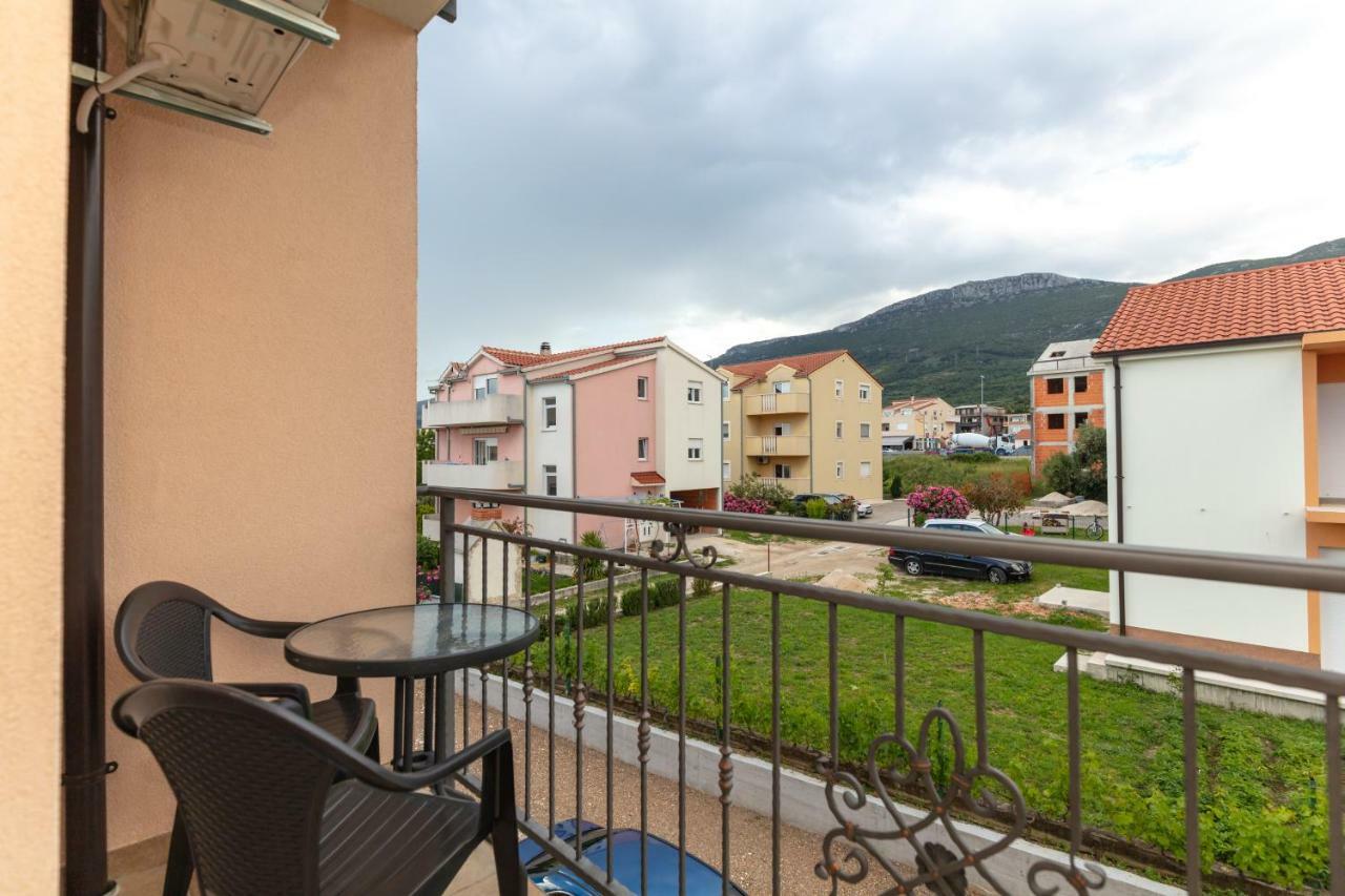 Villa Apartments Kordic Kastela Bagian luar foto