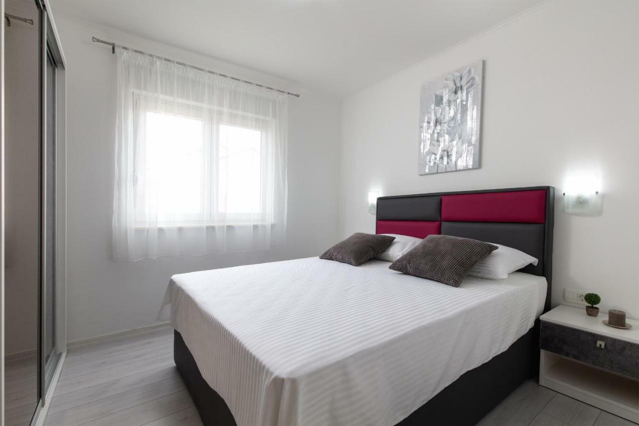 Villa Apartments Kordic Kastela Bagian luar foto