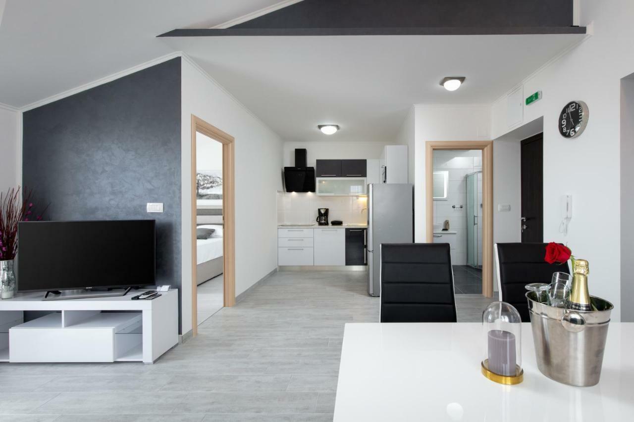 Villa Apartments Kordic Kastela Bagian luar foto