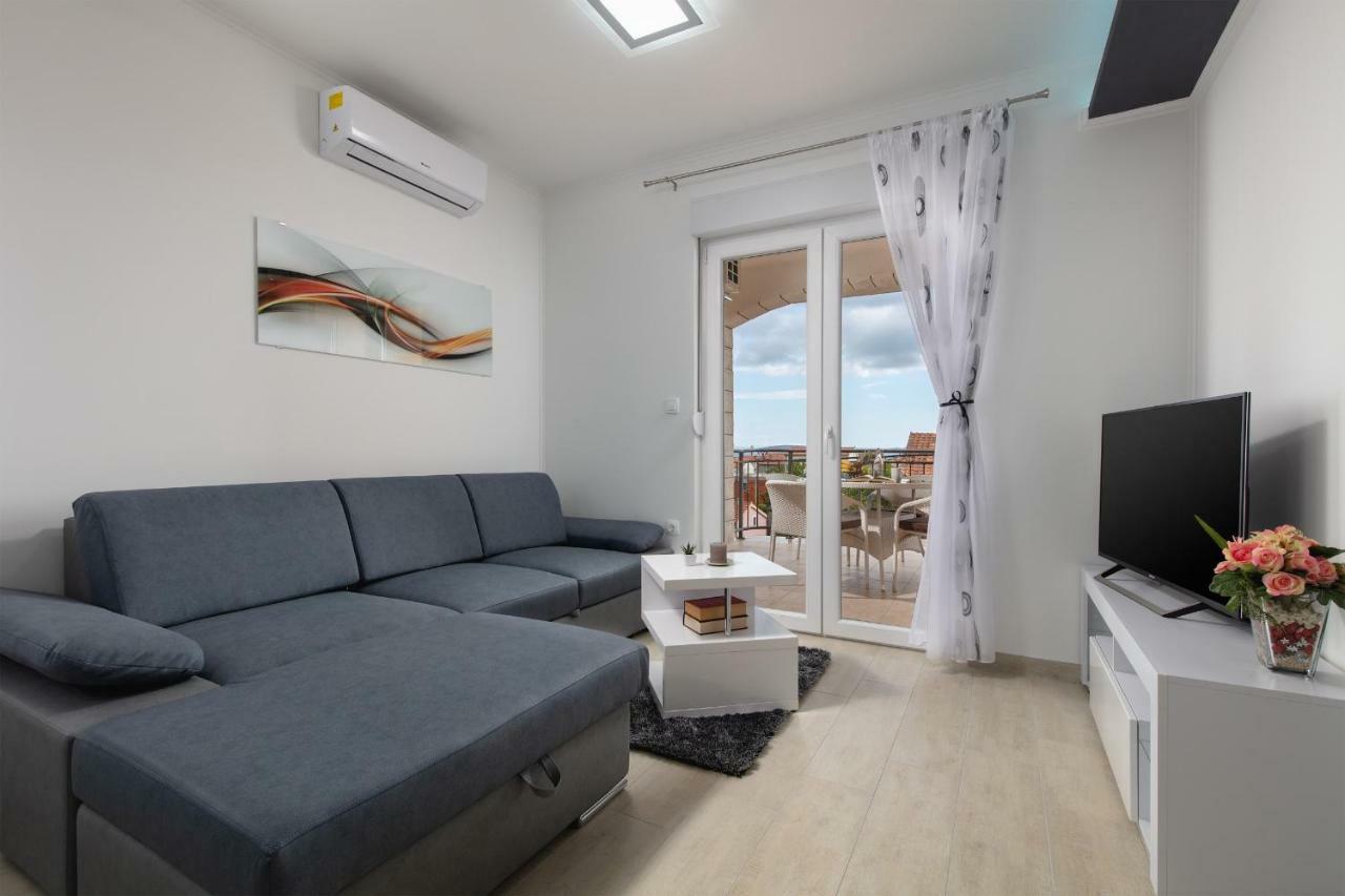 Villa Apartments Kordic Kastela Bagian luar foto