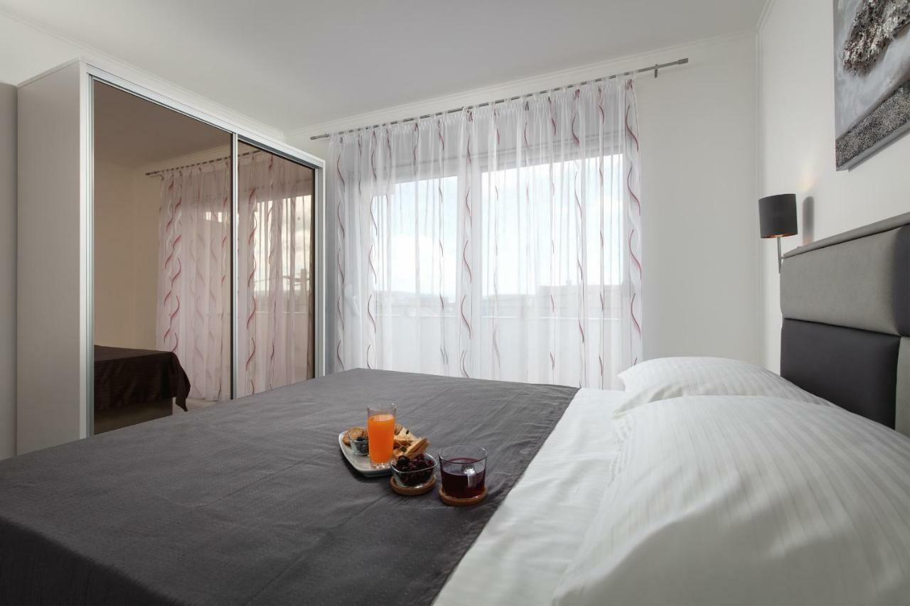 Villa Apartments Kordic Kastela Bagian luar foto