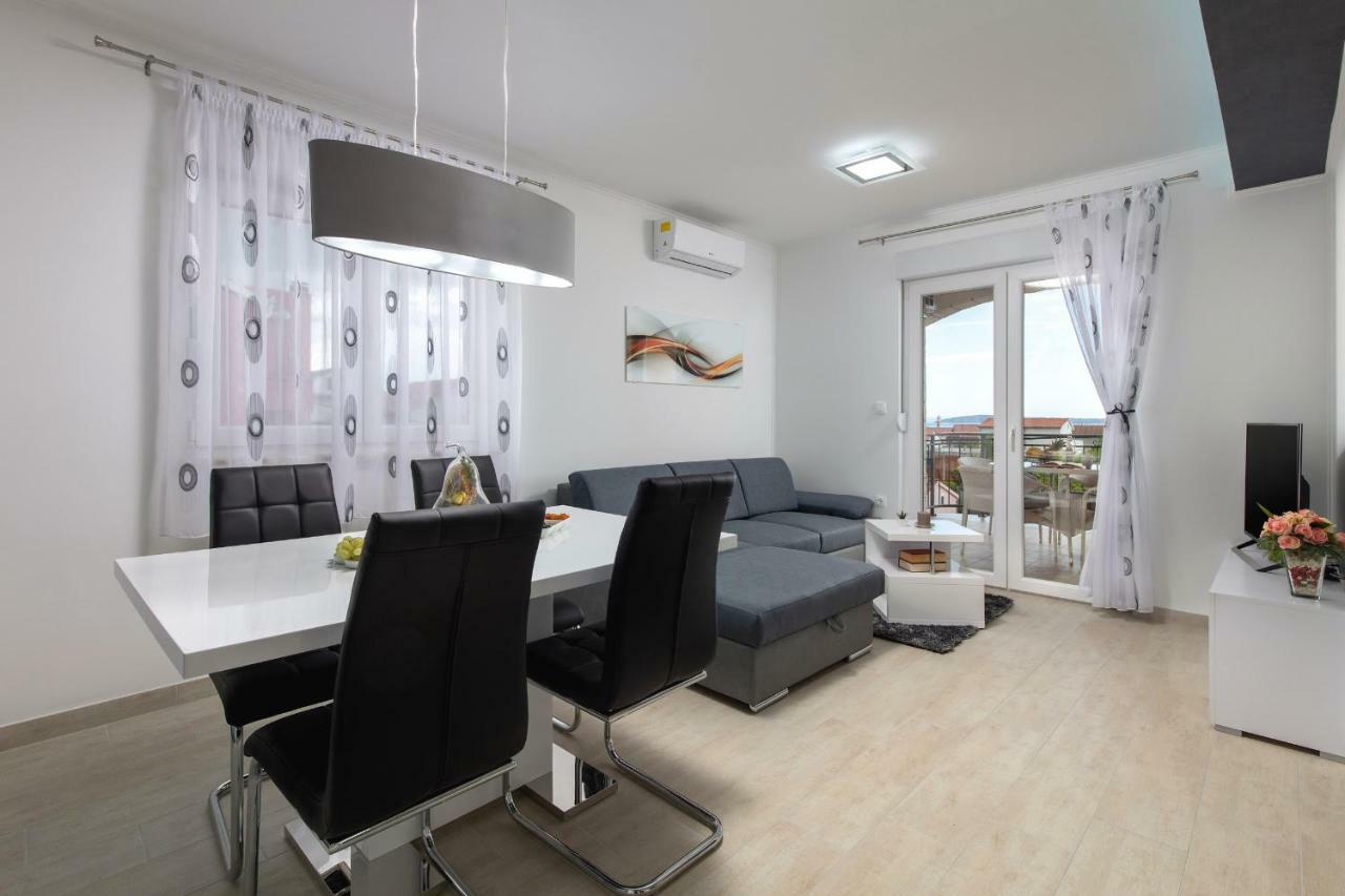 Villa Apartments Kordic Kastela Bagian luar foto